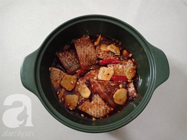 Nấu món cá kho đậm đà, đưa cơm kiểu này chồng con khen không ngớt lời-3
