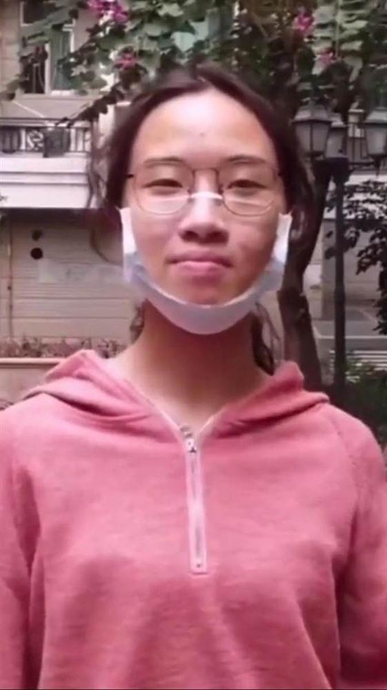 Đeo khẩu trang chống dịch nhưng sợ người quen không nhận ra, cô gái có cách xử lý khiến tất cả thán phục-1