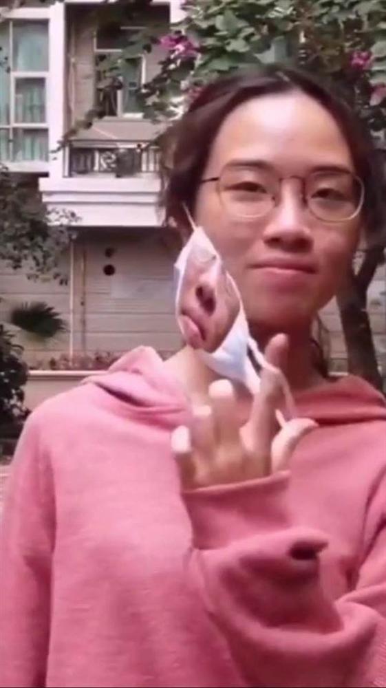 Đeo khẩu trang chống dịch nhưng sợ người quen không nhận ra, cô gái có cách xử lý khiến tất cả thán phục-2