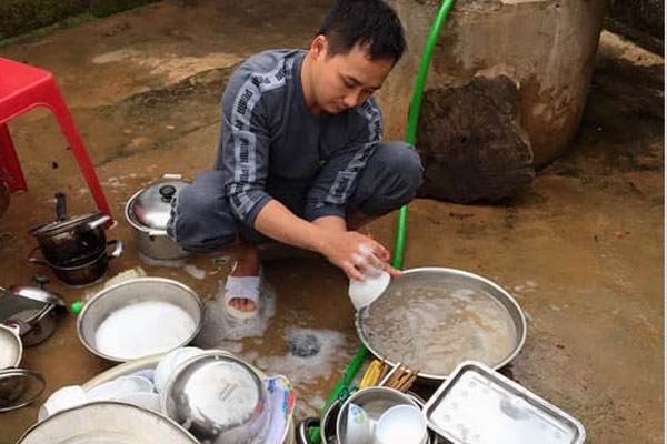 Chồng ngày nào cũng phải rửa bát vì vợ cứ ăn xong lại bỏ đi chơi, anh chồng quyết định làm một việc mà cô vợ nghe xong tức tốc về ngay-3