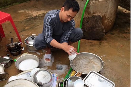 “Gửi mấy cô vợ đang thần thánh hóa việc chồng rửa bát: Từ lúc nào mà việc ông chồng to xác làm một việc bé tí teo lại biến thành cao siêu như thế!”