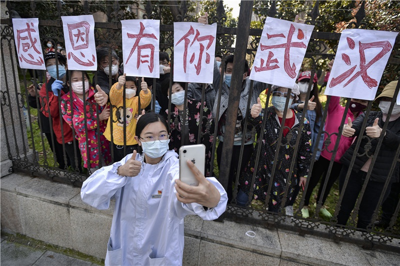 ‘Cảm ơn những anh hùng’ - lời nhắn của người dân Vũ Hán gửi bác sĩ-1