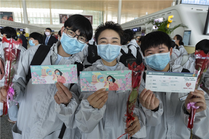 ‘Cảm ơn những anh hùng’ - lời nhắn của người dân Vũ Hán gửi bác sĩ-11