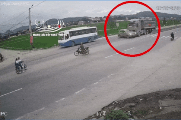 Tài xế và ôtô bốc cháy lao vào trạm xăng-1