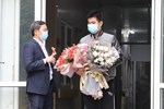 Nam thanh niên ném hoa bác sĩ tặng vào thùng rác ngay sau khi rời khỏi khu cách ly đã gọi điện xin lỗi-3
