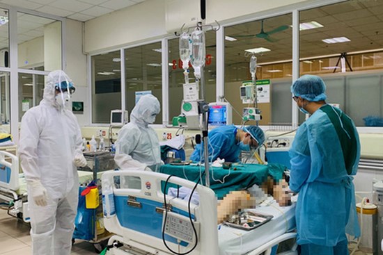 Bác gái ca bệnh Covid-19 thứ 17 phải can thiệp tim phổi nhân tạo
