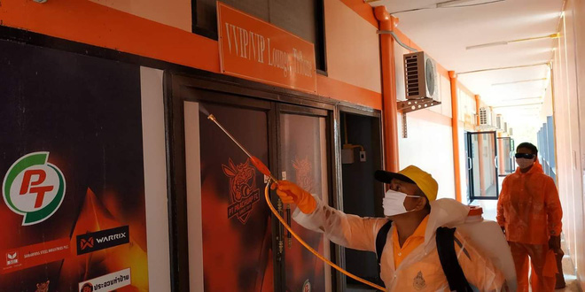 Đội bóng Thái Lan gồng mình chống Covid-19 sau khi phát hiện một HLV tụ tập đi xem quyền anh: Bài học nhãn tiền-3