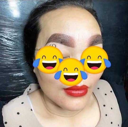 THẢM HỌA LÀM ĐẸP: Ham rẻ, bà thím có đến 3 hàng lông mày-4