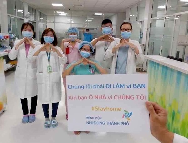 Bác sĩ khắp thế giới lan toả thông điệp ‘xin bạn ở nhà vì chúng tôi’-1