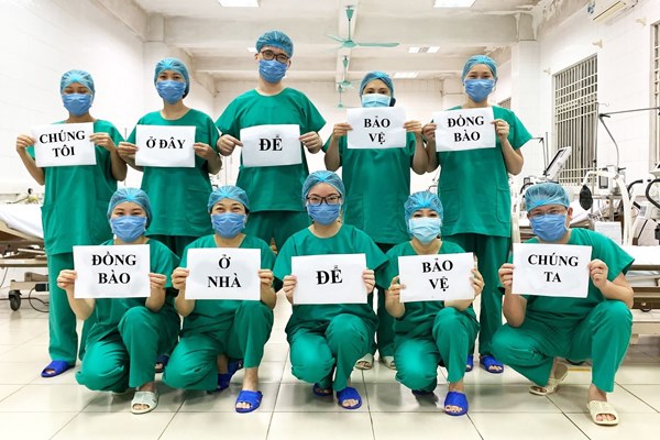 Bác sĩ khắp thế giới lan toả thông điệp ‘xin bạn ở nhà vì chúng tôi’-2