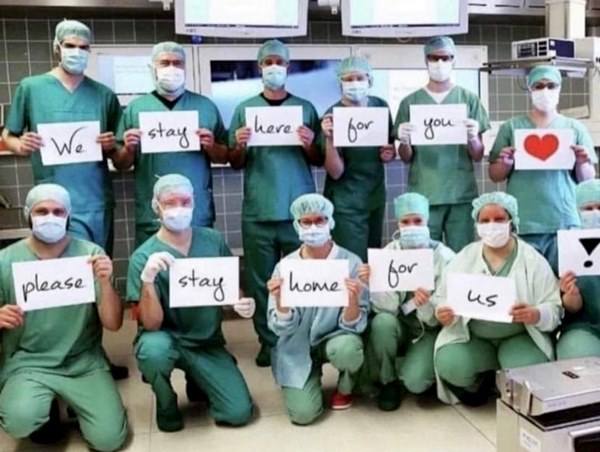 Bác sĩ khắp thế giới lan toả thông điệp ‘xin bạn ở nhà vì chúng tôi’-5