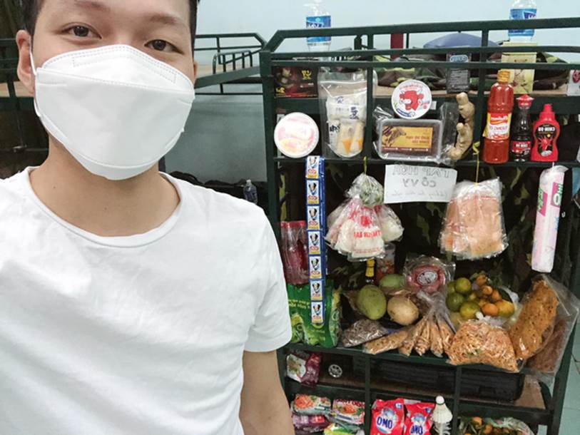 Đi cách ly nhưng được bạn bè, người thân gửi đồ tiếp tế quá nhiều, chàng trai nhanh trí dựng luôn tiệm tạp hóa Cô Vy ngay trong trại không thiếu mặt hàng nào-1
