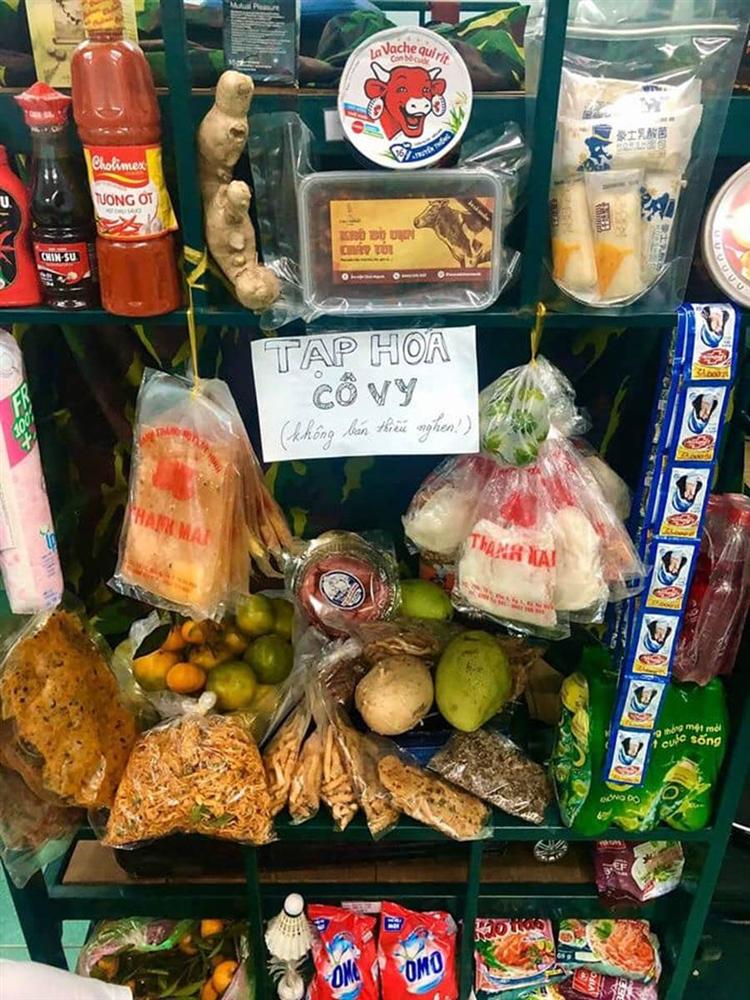 Đi cách ly nhưng được bạn bè, người thân gửi đồ tiếp tế quá nhiều, chàng trai nhanh trí dựng luôn tiệm tạp hóa Cô Vy ngay trong trại không thiếu mặt hàng nào-2