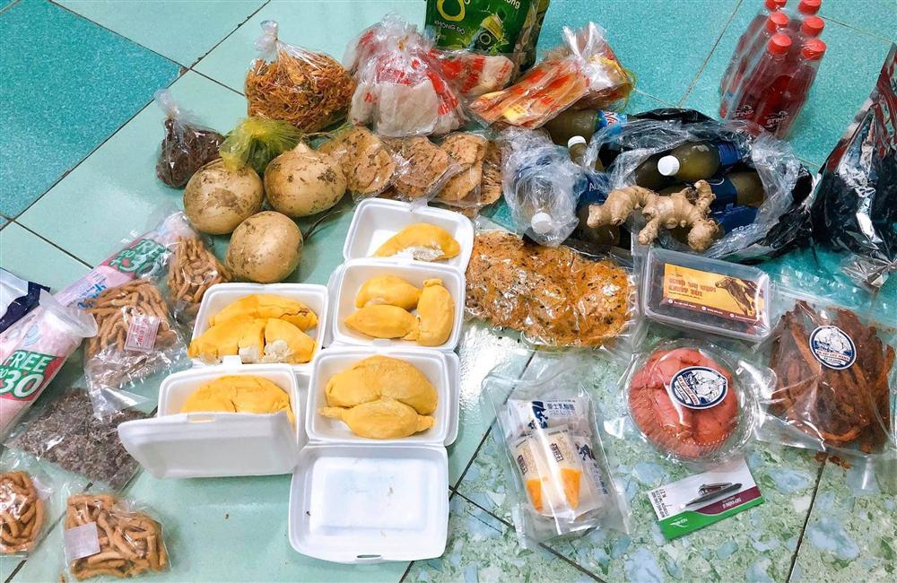 Đi cách ly nhưng được bạn bè, người thân gửi đồ tiếp tế quá nhiều, chàng trai nhanh trí dựng luôn tiệm tạp hóa Cô Vy ngay trong trại không thiếu mặt hàng nào-3