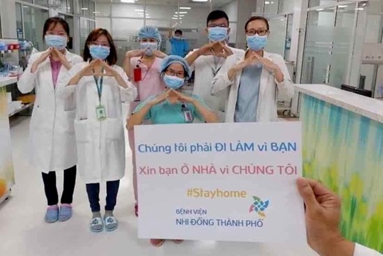 Bác sĩ khắp thế giới lan toả thông điệp ‘xin bạn ở nhà vì chúng tôi’