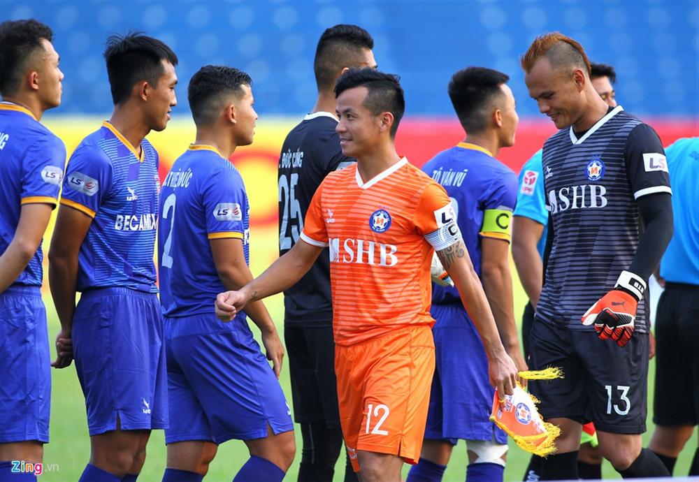 Cầu thủ Việt Nam thay đổi cách giao tiếp trên sân cỏ-3