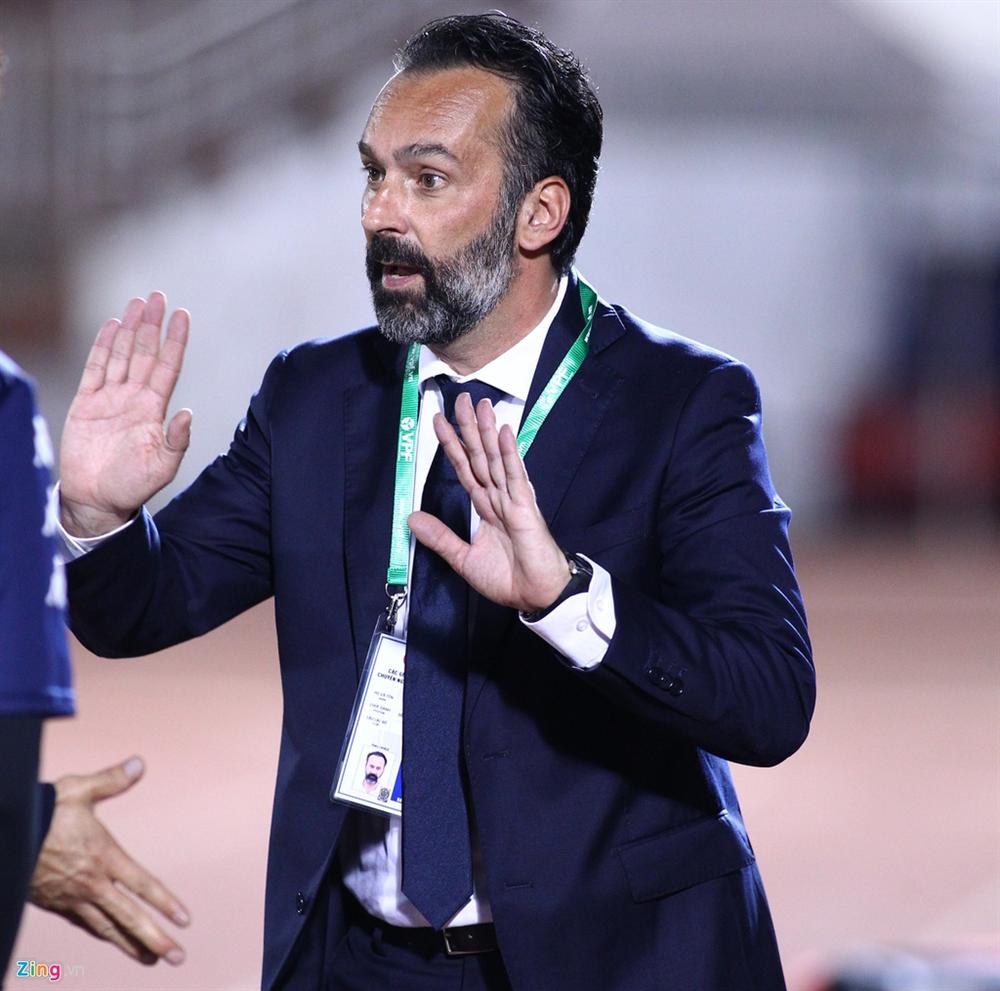 Cầu thủ Việt Nam thay đổi cách giao tiếp trên sân cỏ-6