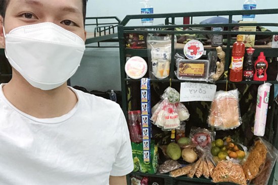 Đi cách ly nhưng được bạn bè, người thân gửi đồ tiếp tế quá nhiều, chàng trai nhanh trí dựng luôn tiệm tạp hóa 