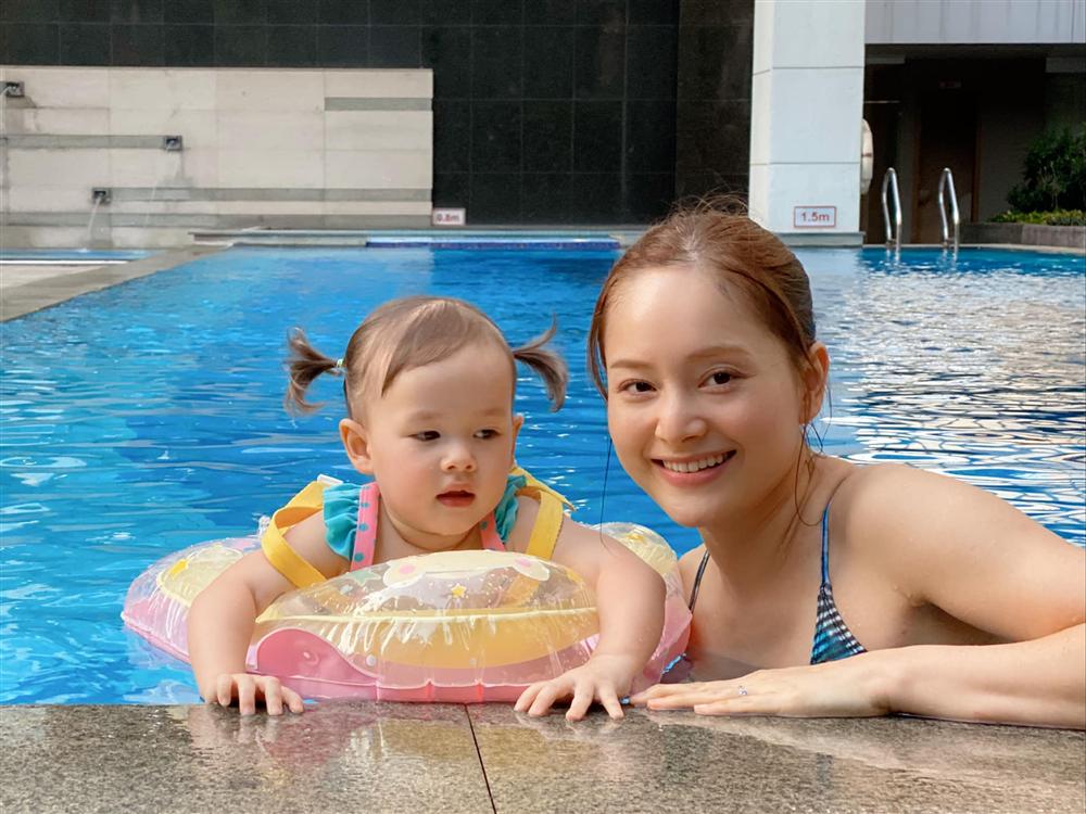 Con gái 21 tháng biết xếp bảng chữ cái, đếm số, đánh đàn, Lan Phương tiết lộ quy tắc dạy con mẹ nào cũng khen ngợi-1