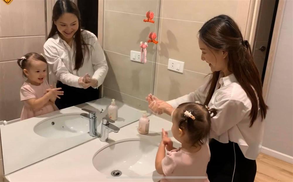 Con gái 21 tháng biết xếp bảng chữ cái, đếm số, đánh đàn, Lan Phương tiết lộ quy tắc dạy con mẹ nào cũng khen ngợi-2