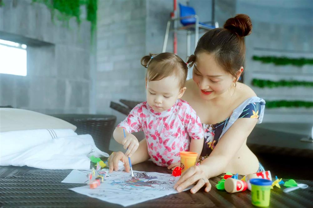 Con gái 21 tháng biết xếp bảng chữ cái, đếm số, đánh đàn, Lan Phương tiết lộ quy tắc dạy con mẹ nào cũng khen ngợi-3