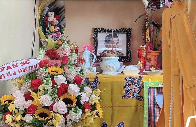 Gia đình Anh Vũ thắp hương, tưởng nhớ một năm ngày mất của cố nghệ sĩ-1