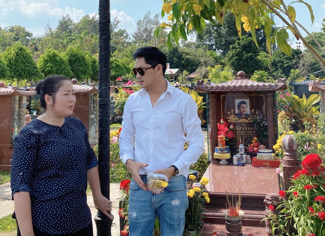 Gia đình Anh Vũ thắp hương, tưởng nhớ một năm ngày mất của cố nghệ sĩ-2