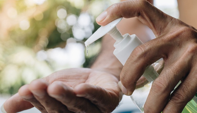 Sau khẩu trang, Facebook cấm quảng cáo và bán nước rửa tay, khăn diệt khuẩn-1