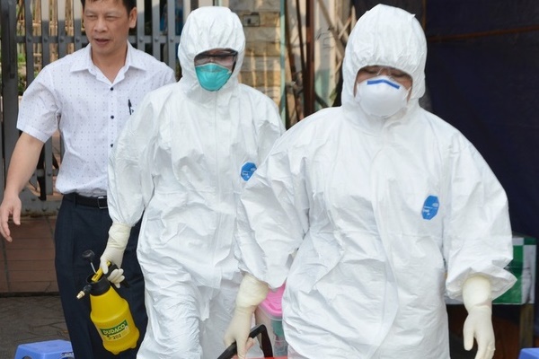 Hai nhân viên y tế đầu tiên ở Việt Nam mắc Covid-19-1