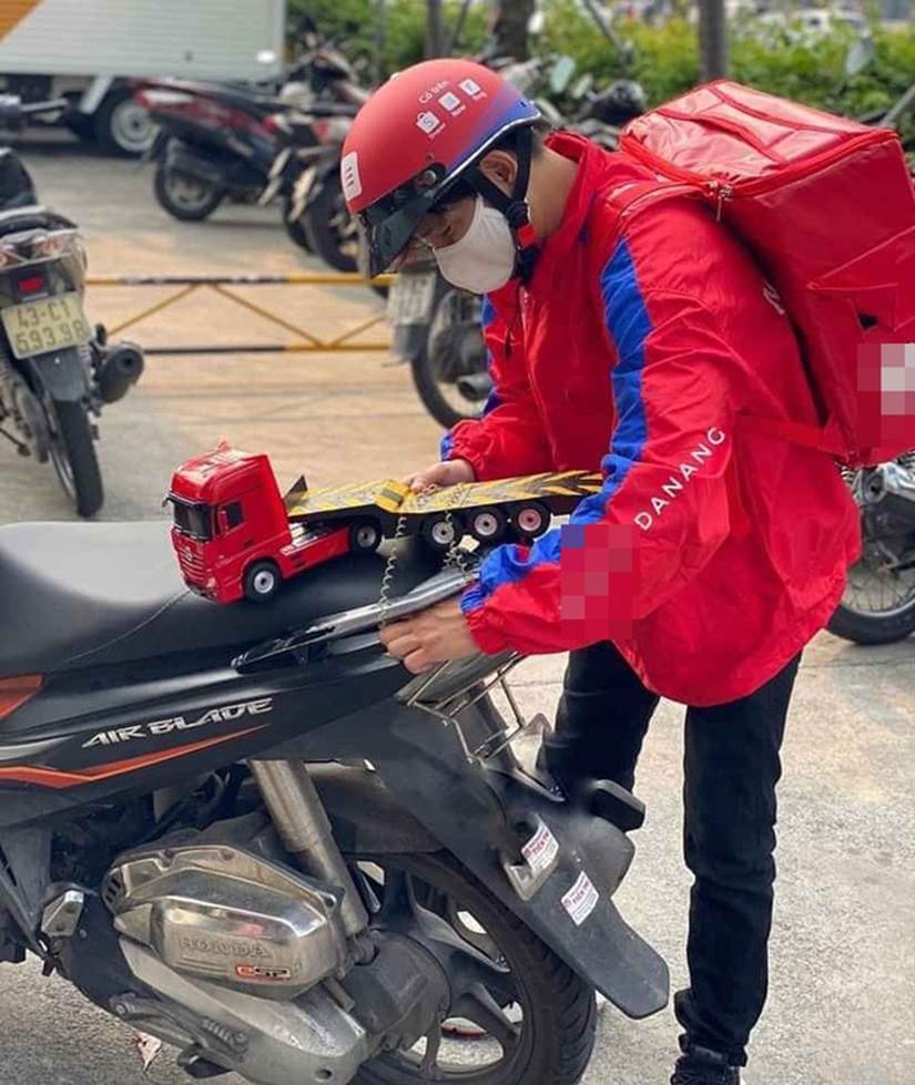 Phòng dịch, shipper dùng ô tô đồ chơi giao đồ uống cho khách, đứng cách 2m cũng phải gọi điện thoại-1