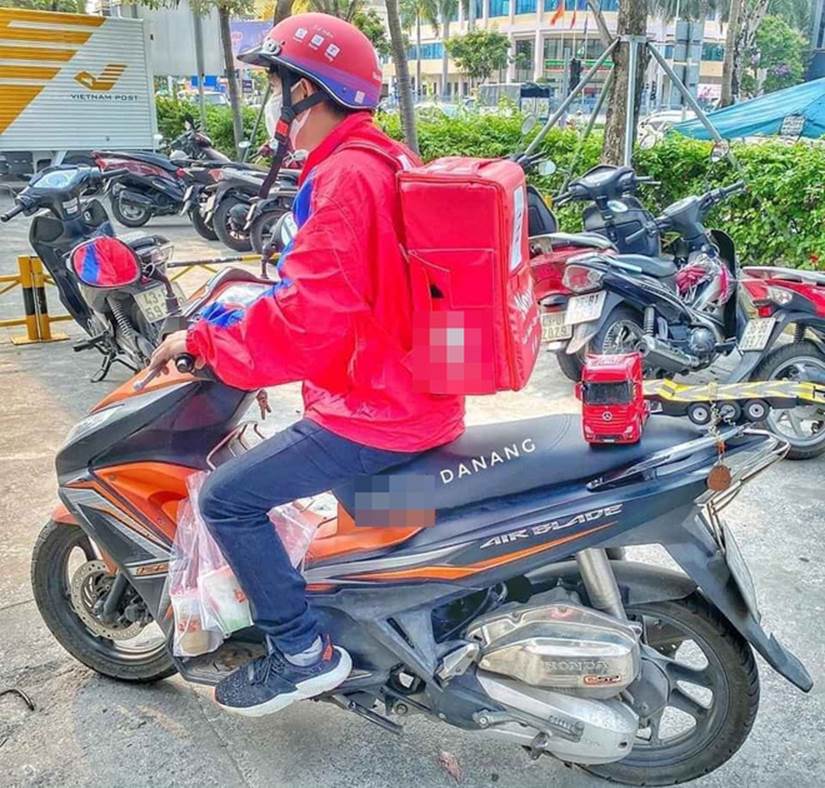 Phòng dịch, shipper dùng ô tô đồ chơi giao đồ uống cho khách, đứng cách 2m cũng phải gọi điện thoại-2