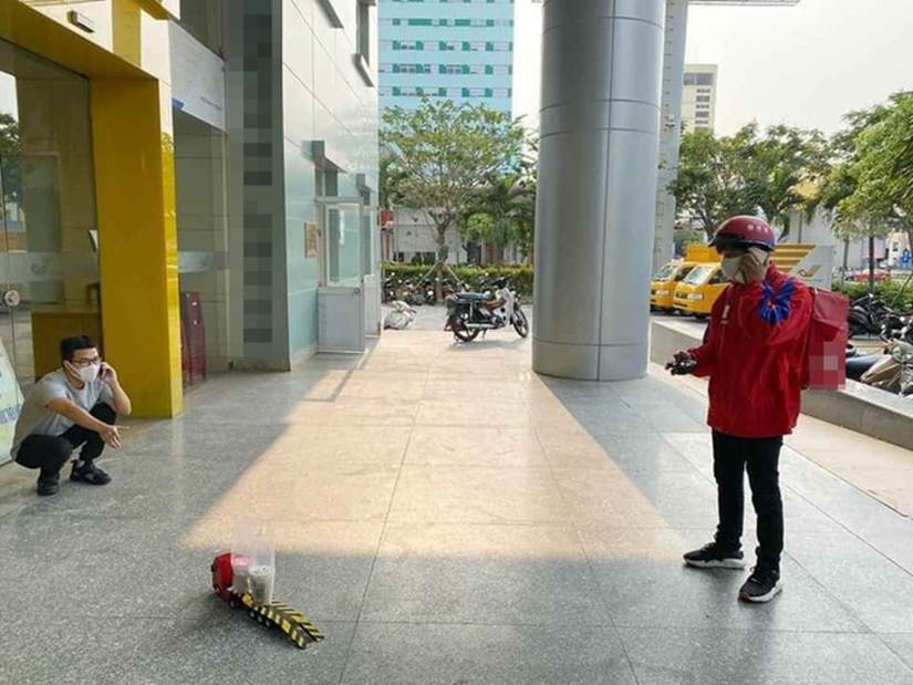 Phòng dịch, shipper dùng ô tô đồ chơi giao đồ uống cho khách, đứng cách 2m cũng phải gọi điện thoại-3