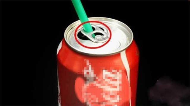 Uống nước ngọt xong nhiều người thường vứt lon đi mà không biết rằng có một phần của lon cực hữu ích-1