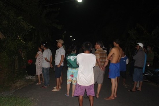 Con trai dùng ống sắt đánh chết cha già trong sự gào khóc vô vọng của bé gái