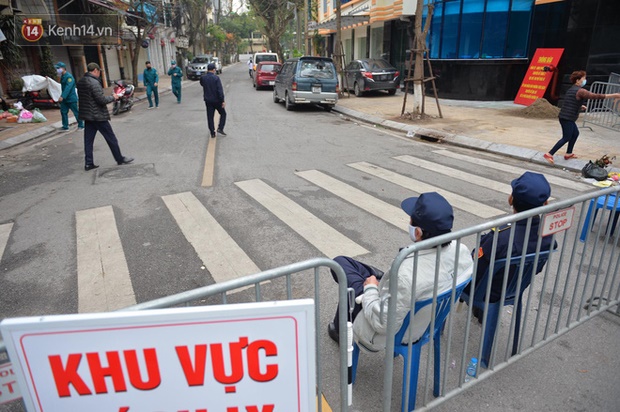Ký quyết định gỡ phong toả phố Trúc Bạch sau 14 ngày cách ly-1