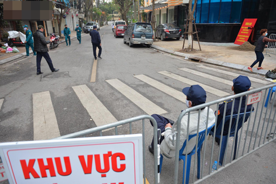 Ký quyết định gỡ phong toả phố Trúc Bạch sau 14 ngày cách ly