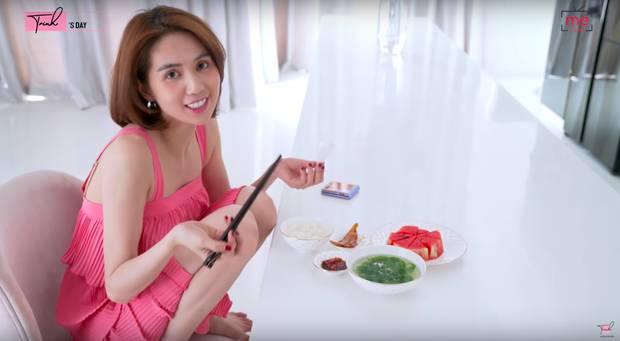 Bỏ mấy trăm triệu mua bàn ăn nhưng Ngọc Trinh lại ăn uống rất đơn giản, bữa trưa chỉ có hai món giá vài chục nghìn-2