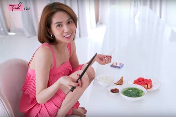 Khi sao Vbiz bất ngờ công khai nửa kia: Phương Oanh và bạn trai cực tình, Kathy Uyên yêu bạn thân vợ chồng Hà Tăng sau 7 năm?-10