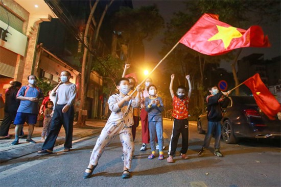 Phố Trúc Bạch được dỡ bỏ hàng rào phong tỏa, người dân vui mừng sau 14 ngày cách ly