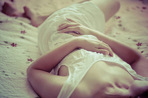 Cứ nghĩ vùng kín của vợ ra máu do rách màng trinh sau quan hệ, chồng sốc nặng khi biết đó là dấu hiệu của ung thư-2