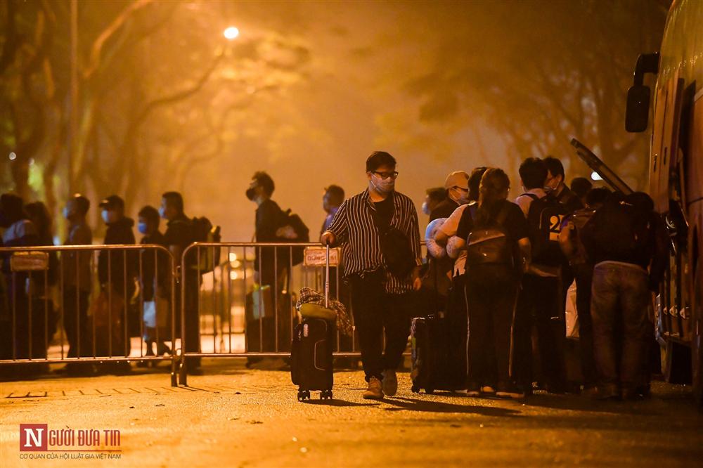 Trắng đêm đón công dân từ vùng dịch vào khu cách ly-10