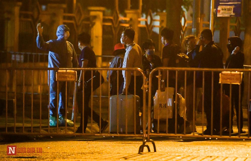 Trắng đêm đón công dân từ vùng dịch vào khu cách ly-13