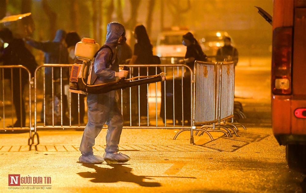 Trắng đêm đón công dân từ vùng dịch vào khu cách ly-15