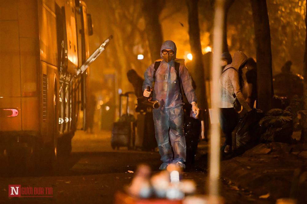 Trắng đêm đón công dân từ vùng dịch vào khu cách ly-16