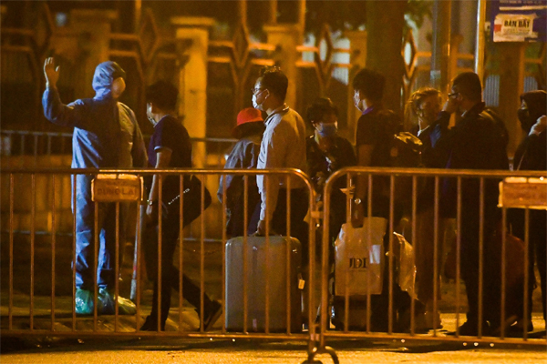 Người dân khu nữ nhân viên y tế mắc Covid-19 sinh sống tự phun thuốc tiêu trùng, khử độc-10