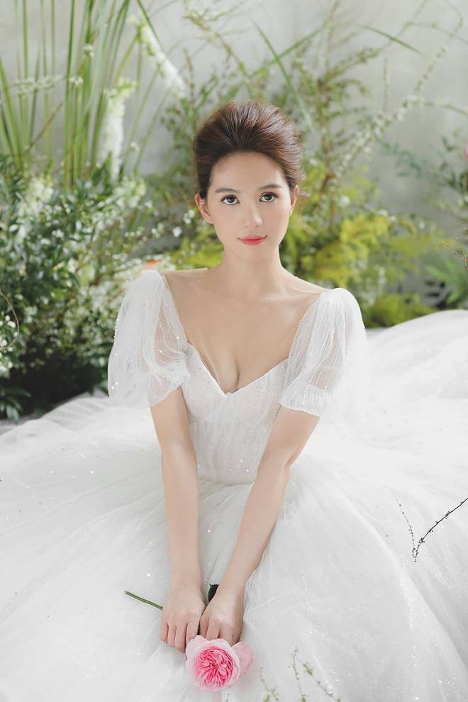 Diện váy gợi cảm, Ngọc Trinh bất cẩn để lộ miếng dán ngực kém tinh tế-2