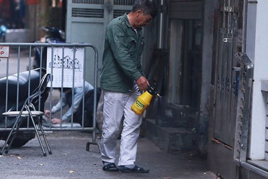 Người dân khu nữ nhân viên y tế mắc Covid-19 sinh sống tự phun thuốc tiêu trùng, khử độc