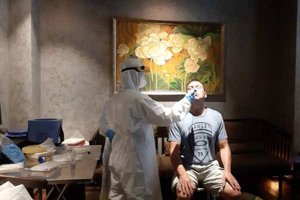 Phố Trúc Bạch được dỡ bỏ hàng rào phong tỏa, người dân vui mừng sau 14 ngày cách ly-13