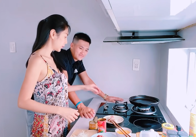 Công Vinh - Thủy Tiên: Làm từ thiện tiền tỷ nhưng cuộc sống lại hết sức giản dị, tách biệt với showbiz cũng chẳng thiếu những chuyện thú vị-5