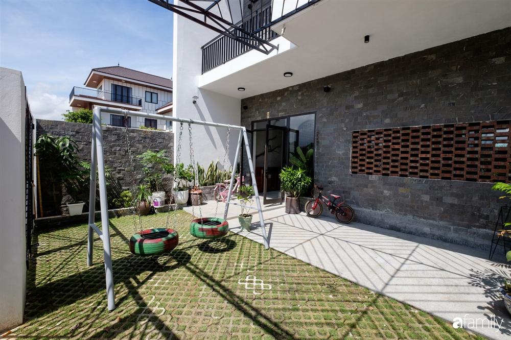 Rộng 160m², ngôi nhà ở Quảng Bình được dùng vật liệu đặc biệt để không gian sống đủ ánh sáng và gió trời dù không nhiều cửa sổ-4